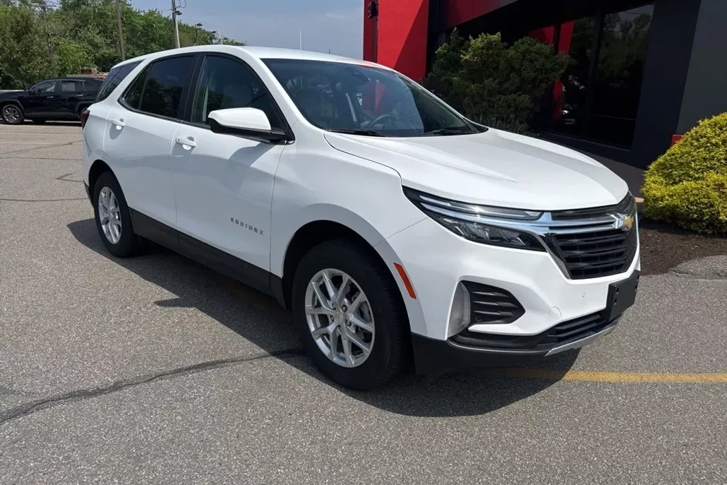 2023 Chevrolet Equinox LT photo 1