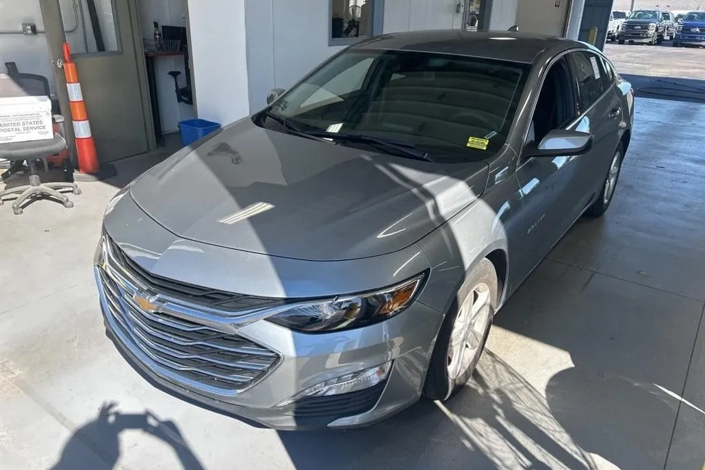 2024 Chevrolet Malibu 1LT photo 1