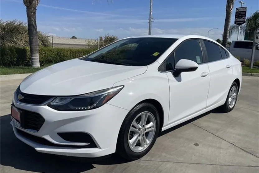 2018 Chevrolet Cruze LT photo 1