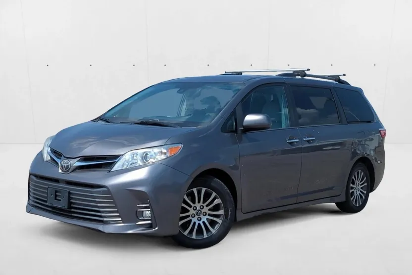 2018 Toyota Sienna XLE photo 1