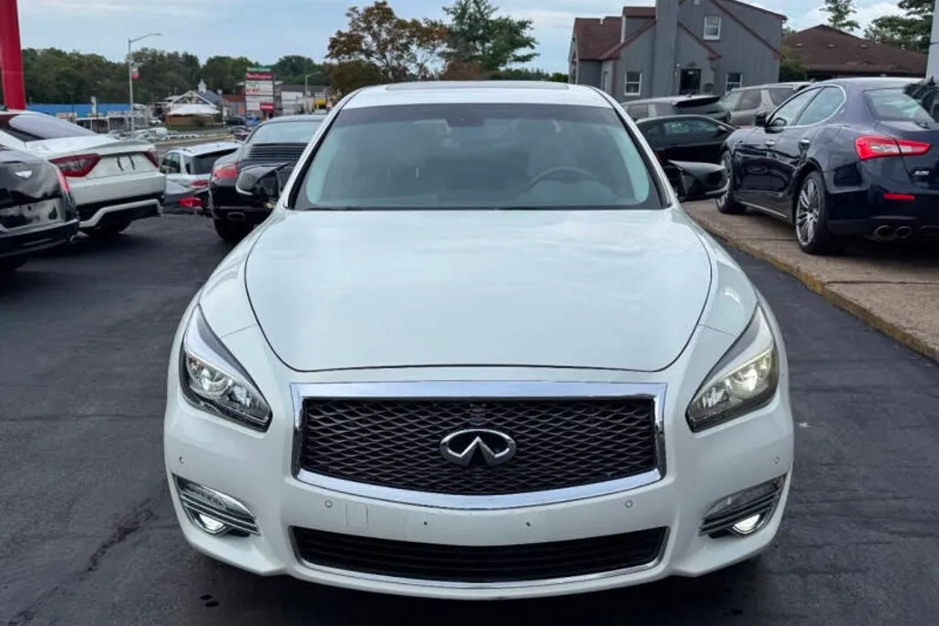 2015 Infiniti Q70L photo 1