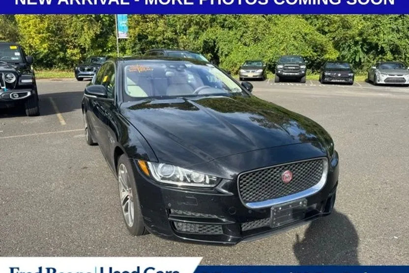2017 Jaguar XE Premium photo 1