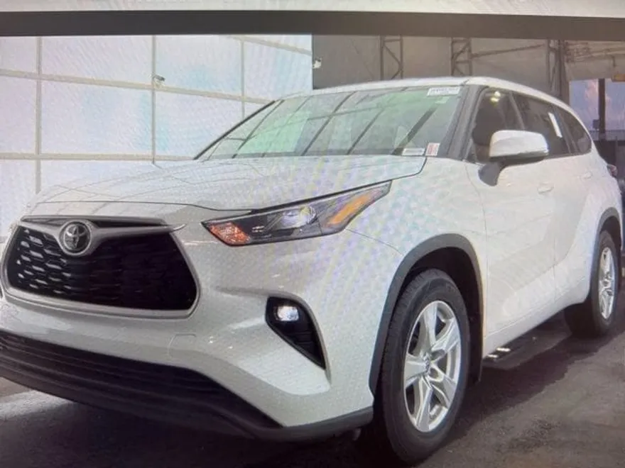 2023 Toyota Highlander LE photo 1
