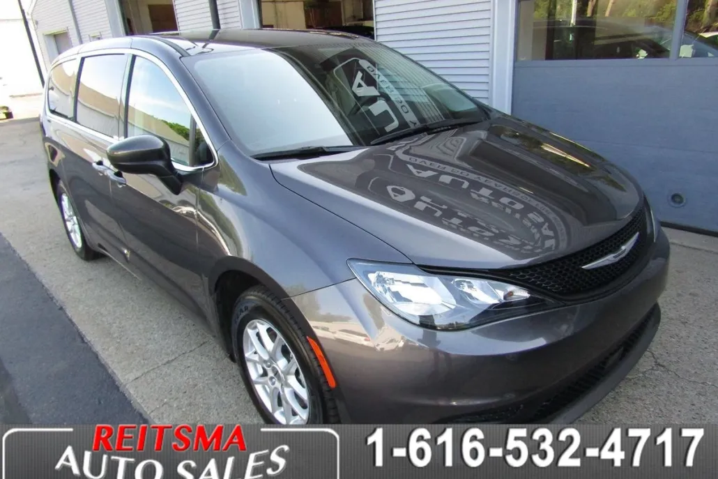 2023 Chrysler Voyager LX photo 1