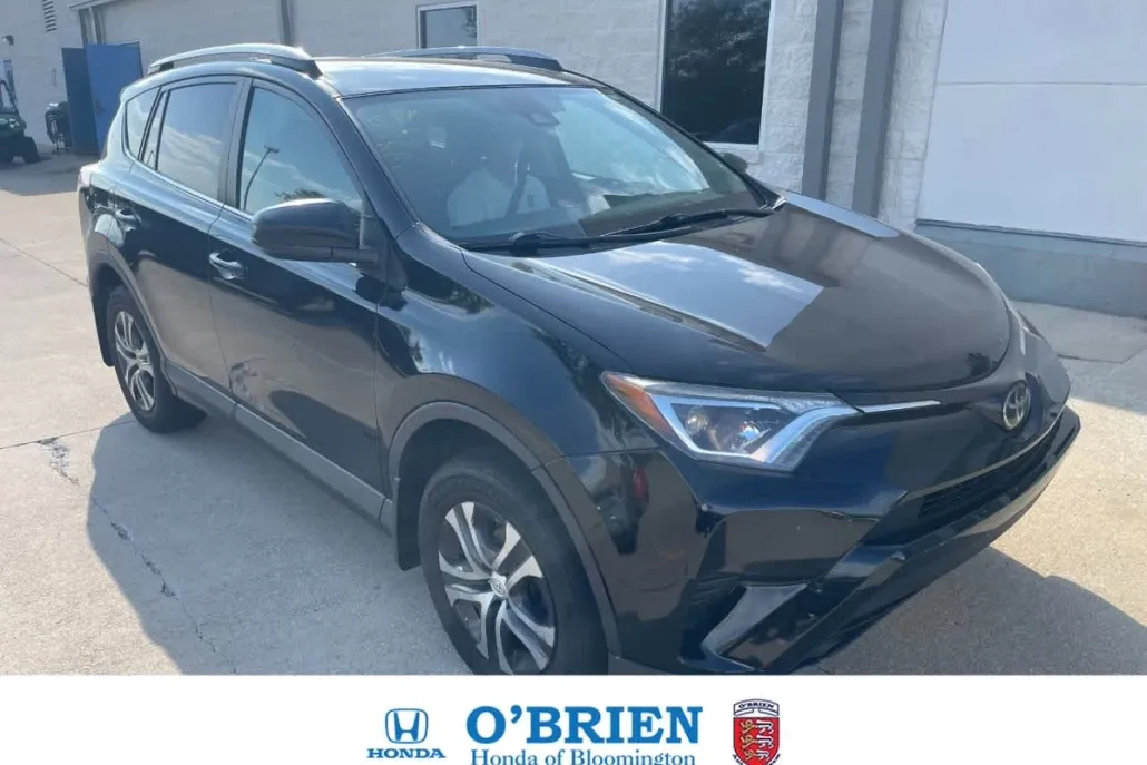 2018 Toyota RAV4 LE photo 1