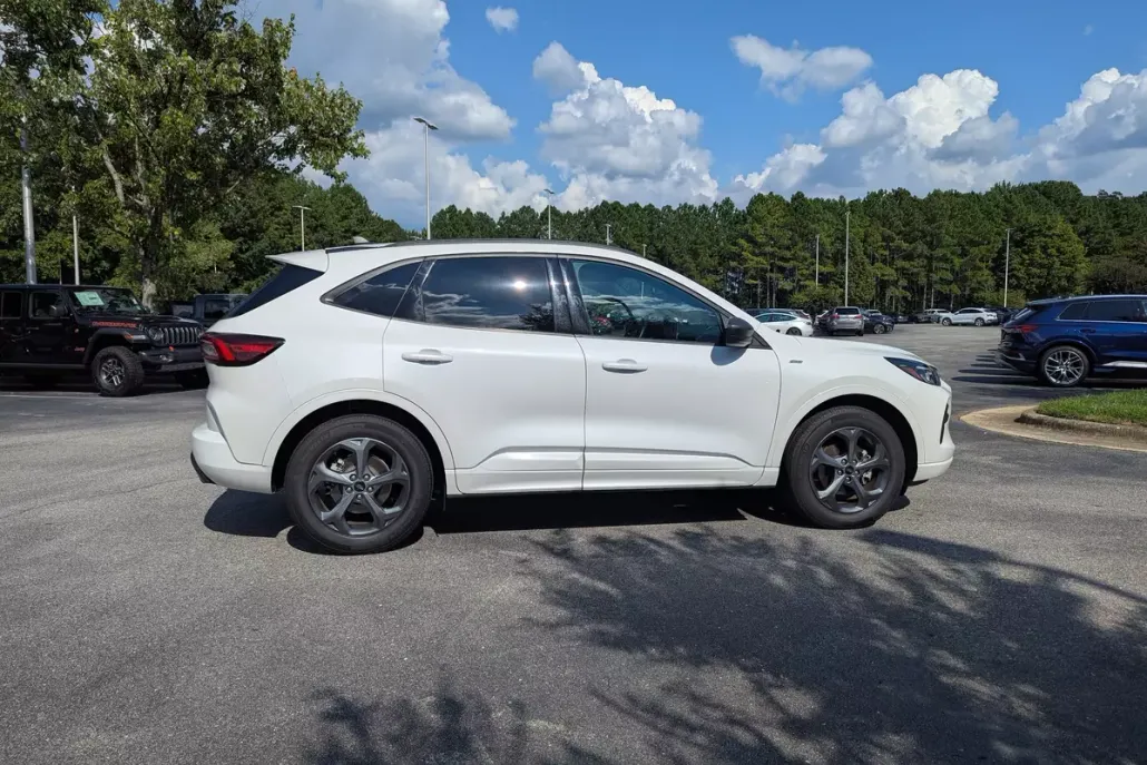 2024 Ford Escape ST-Line photo 1