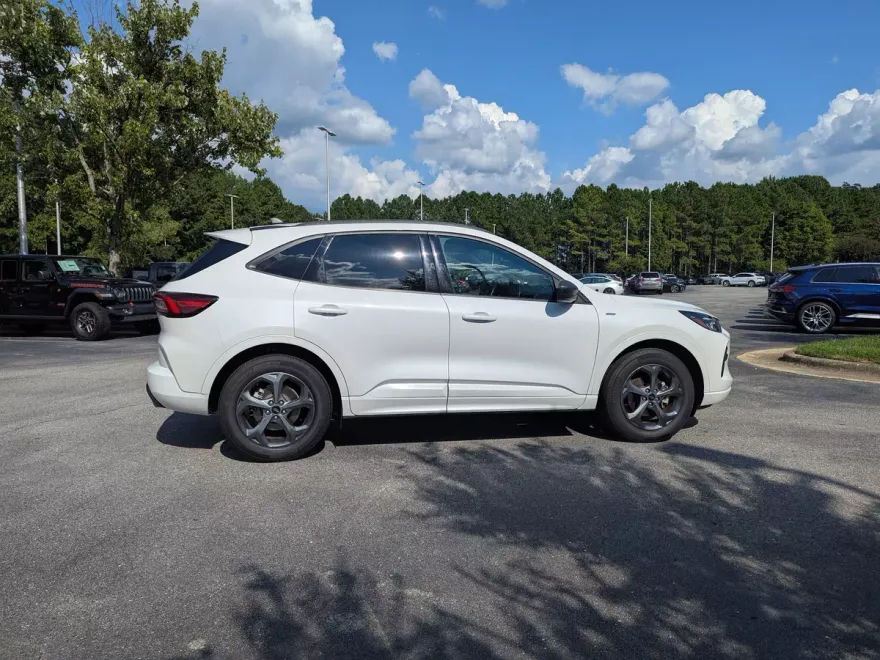 2024 Ford Escape ST-Line photo 1