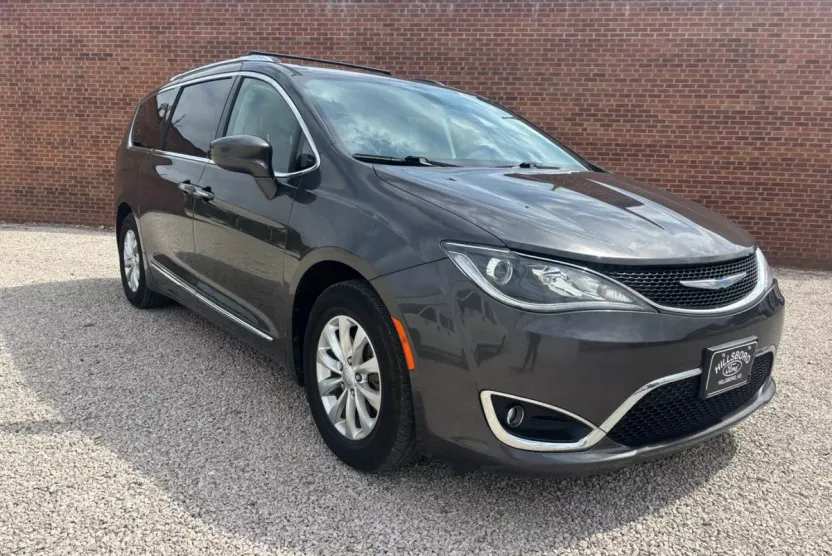 2018 Chrysler Pacifica Touring L photo 1