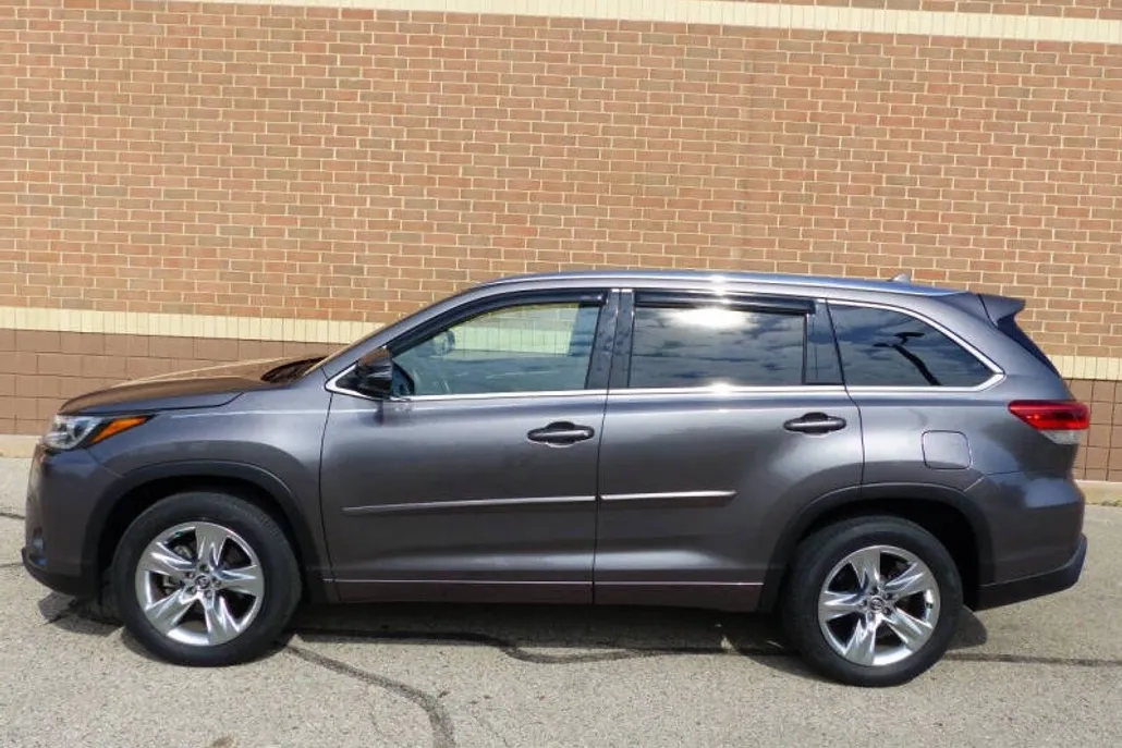 2019 Toyota Highlander Limited Platinum photo 1