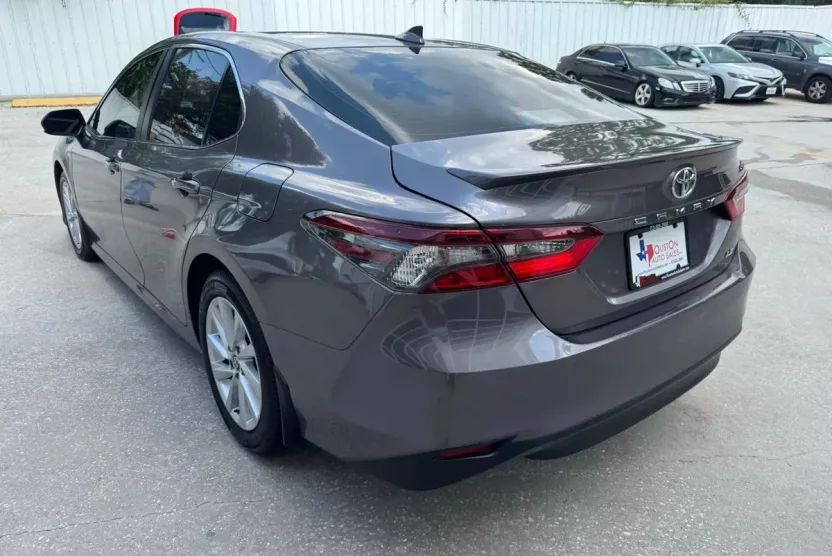 2023 Toyota Camry LE photo 1