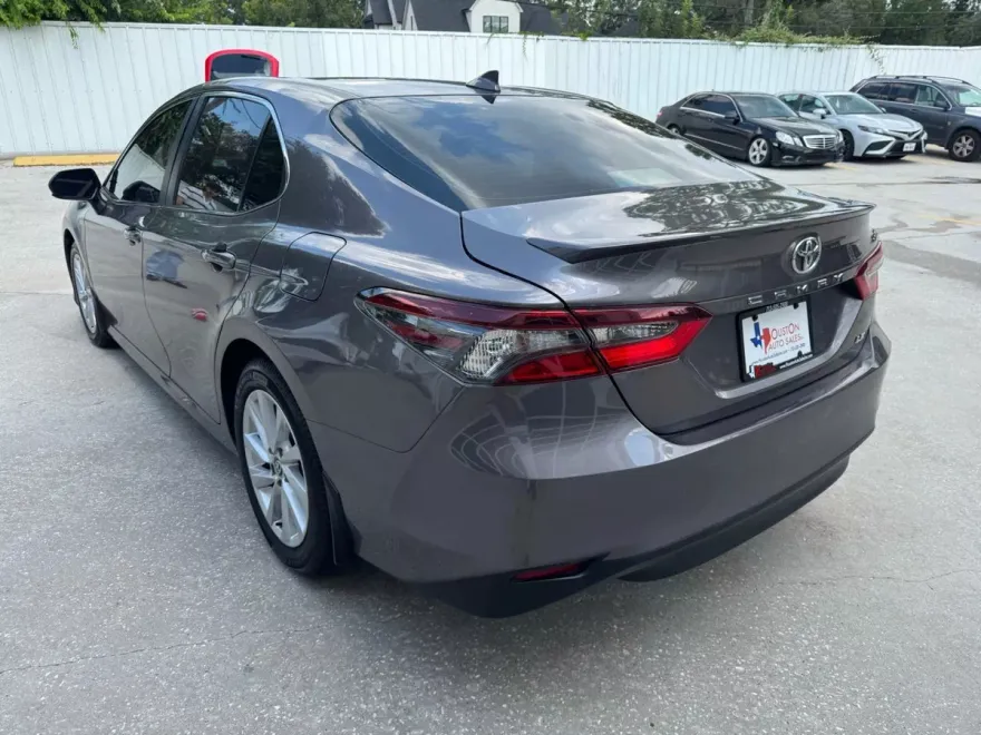 2023 Toyota Camry LE photo 1