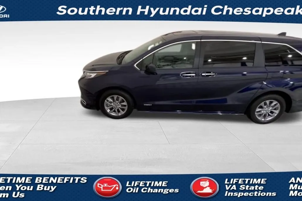 2021 Toyota Sienna XLE photo 1