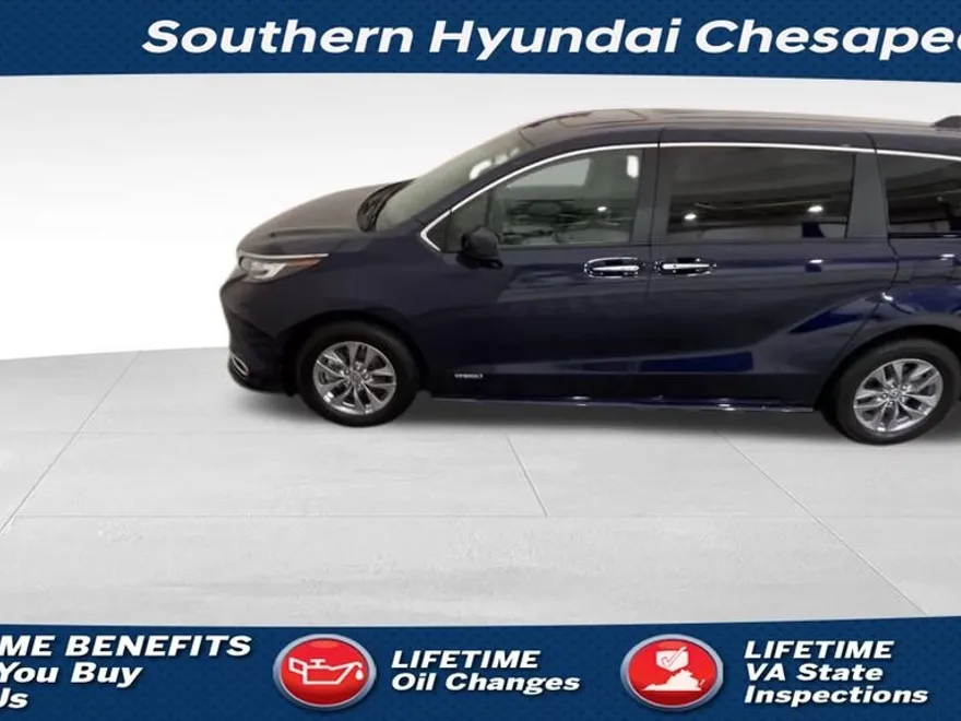 2021 Toyota Sienna XLE photo 1