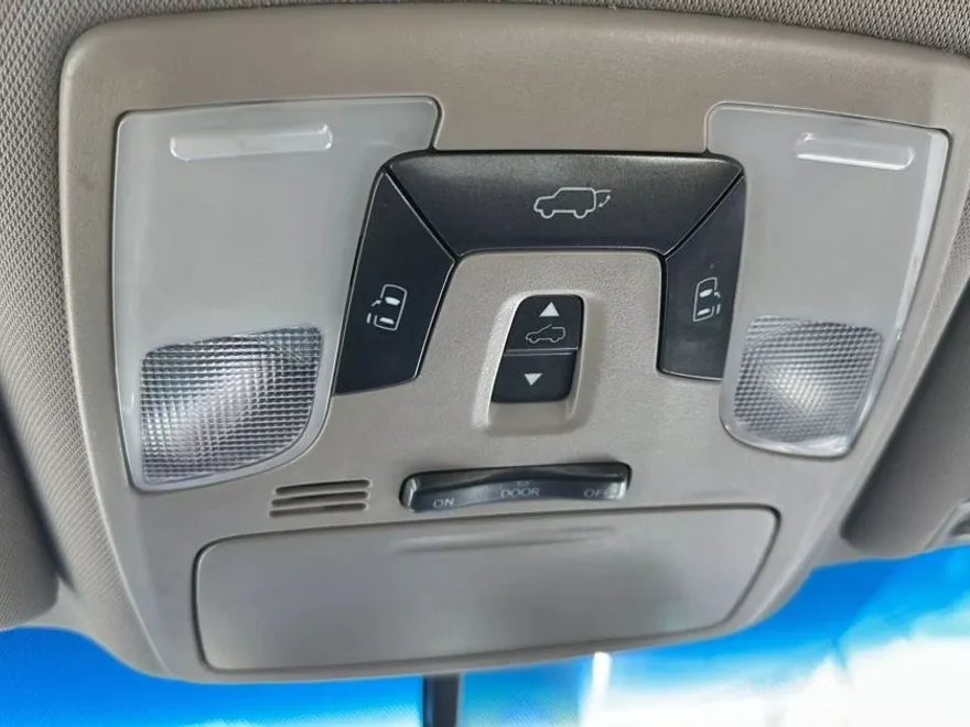 2017 Toyota Sienna XLE Premium photo 1