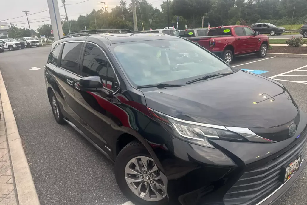 2021 Toyota Sienna XLE photo 1