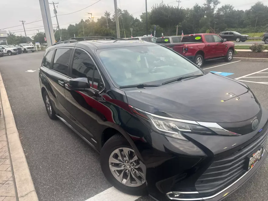 2021 Toyota Sienna XLE photo 1