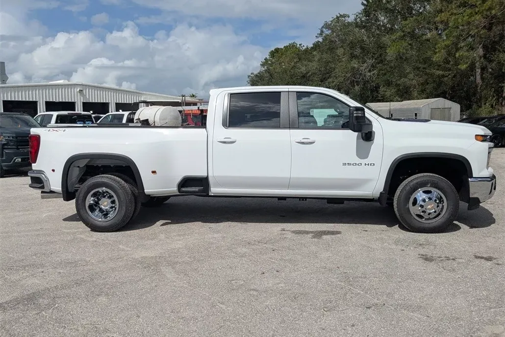 2026 Chevrolet Silverado 3500HD LT photo 1