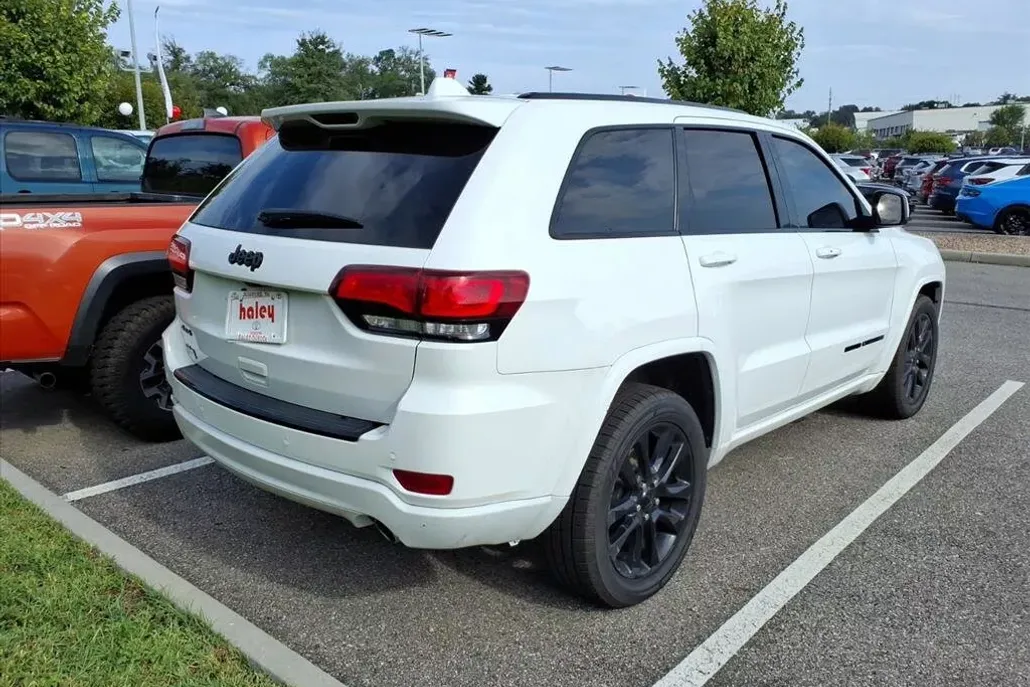 2017 Jeep Grand Cherokee Laredo Altitude photo 1
