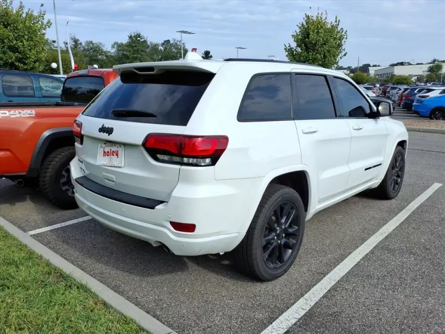 2017 Jeep Grand Cherokee Laredo Altitude photo 1