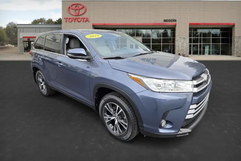 2019 Toyota Highlander LE Plus photo 1