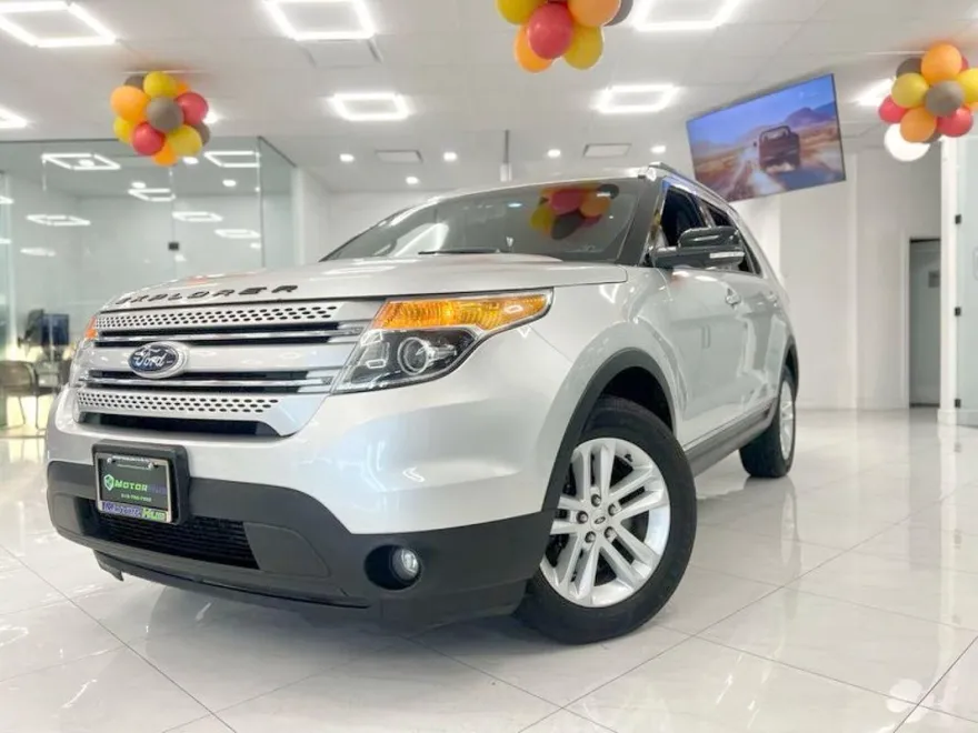 2014 Ford Explorer XLT photo 1