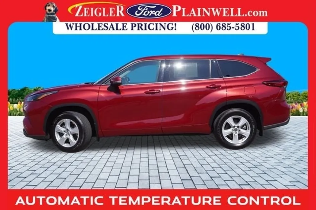 2022 Toyota Highlander LE photo 1