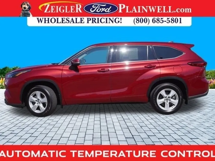 2022 Toyota Highlander LE photo 1
