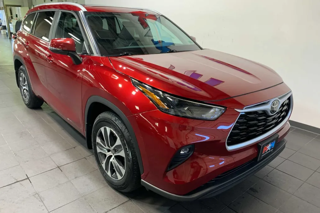 2023 Toyota Highlander XLE photo 1