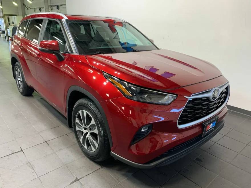 2023 Toyota Highlander XLE photo 1