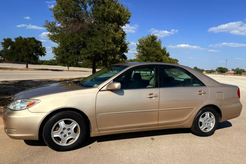 2002 Toyota Camry LE V6 photo 1