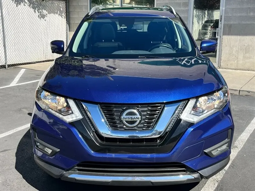 2020 Nissan Rogue SV photo 1
