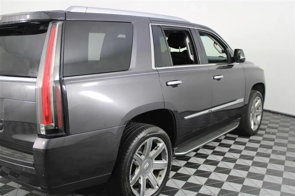 2016 Cadillac Escalade Luxury photo 1