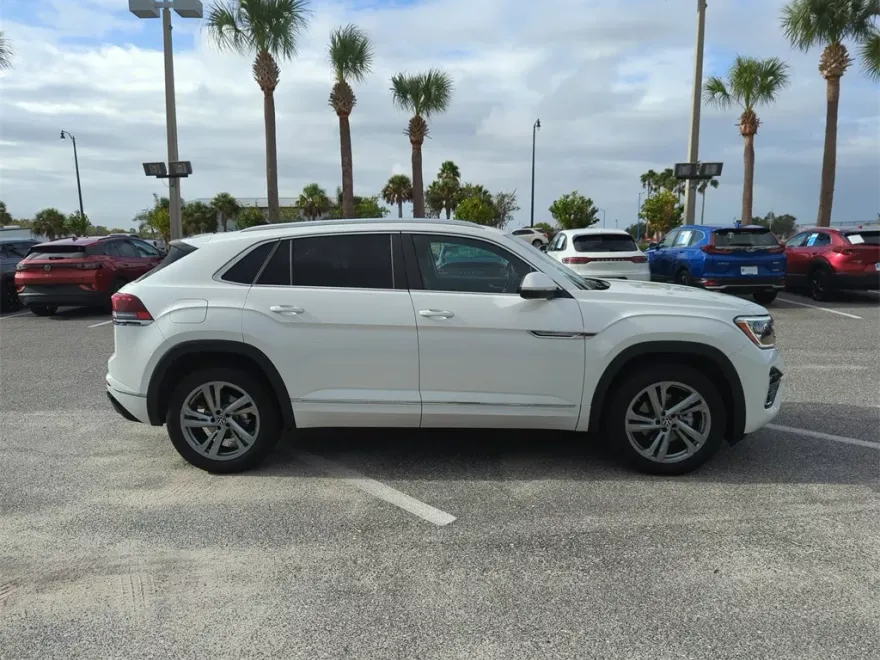 2024 Volkswagen Atlas Cross Sport SEL R-Line photo 1