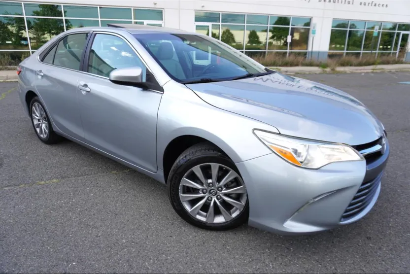 2017 Toyota Camry XLE photo 1