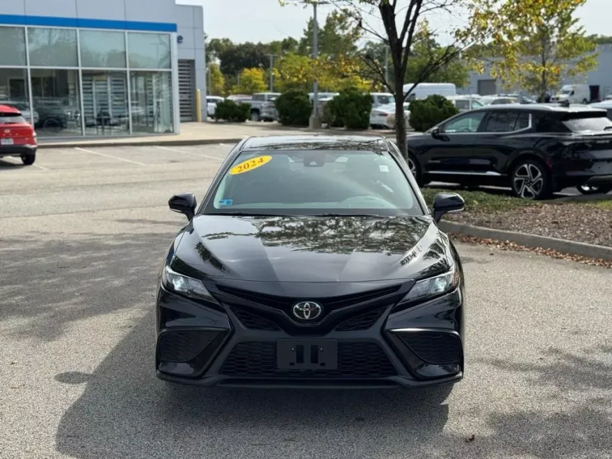 2024 Toyota Camry SE photo 1