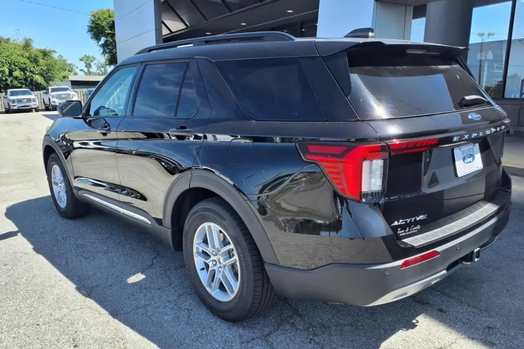 2025 Ford Explorer photo 1