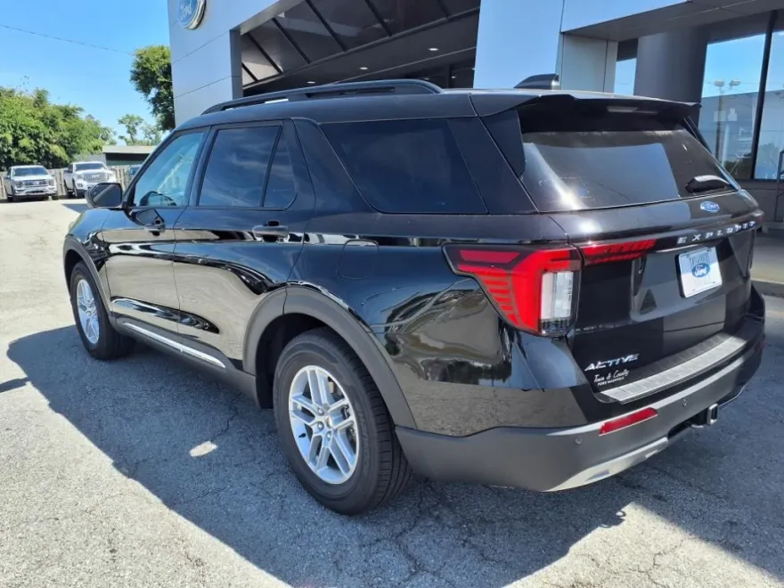 2025 Ford Explorer photo 1