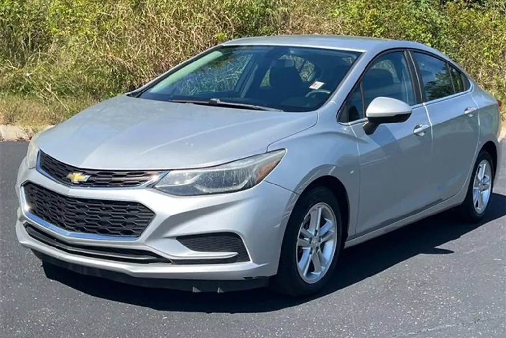 2016 Chevrolet Cruze LT photo 1