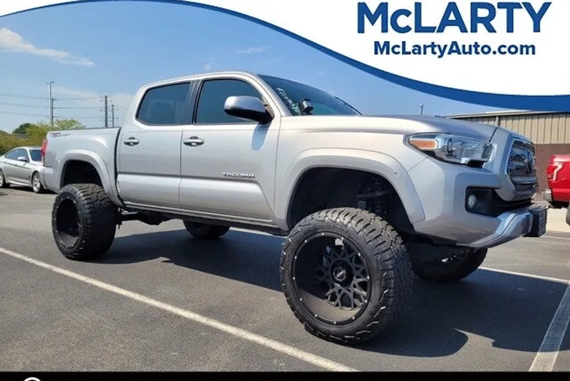 2017 Toyota Tacoma TRD Sport photo 1