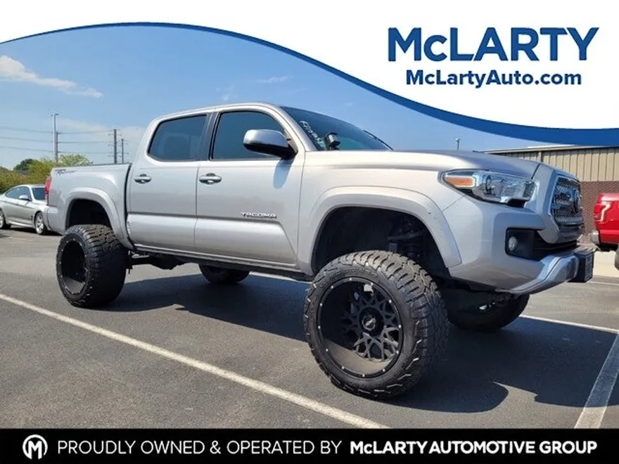 2017 Toyota Tacoma TRD Sport photo 1
