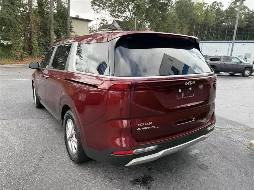 2023 Kia Carnival LX photo 1