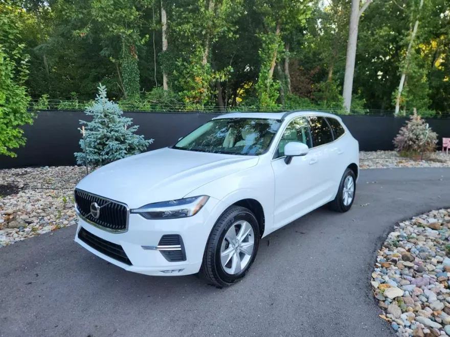2022 Volvo XC60 B5 Momentum photo 1