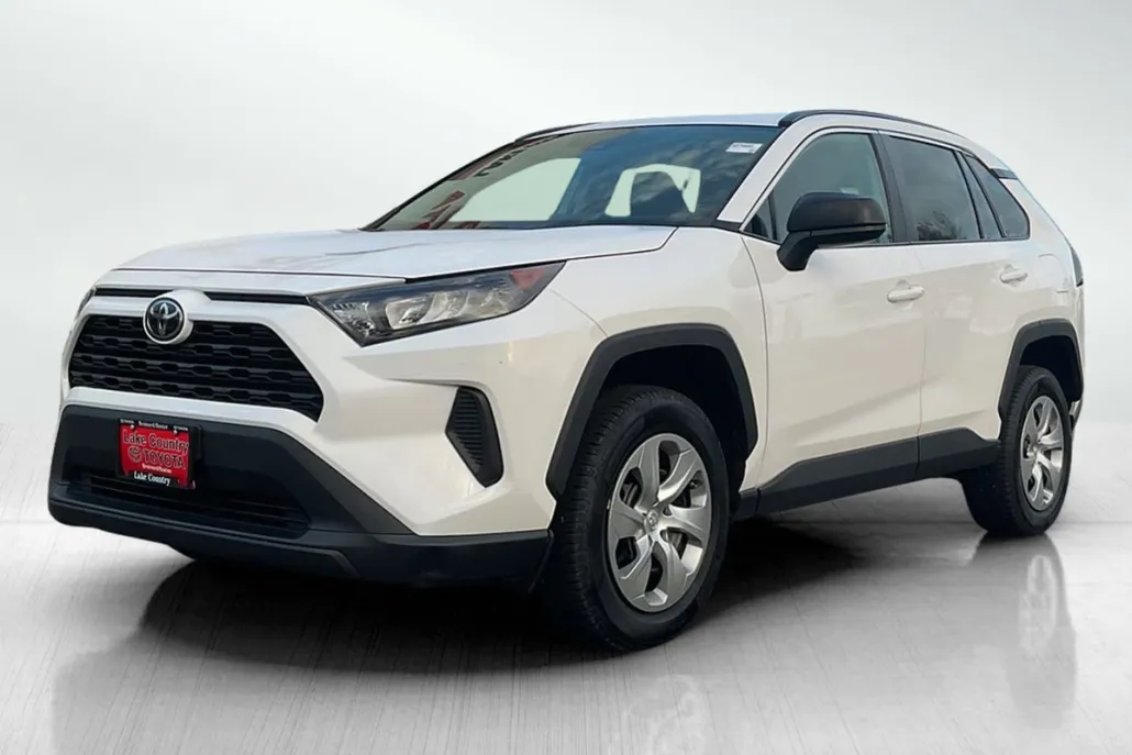 2020 Toyota RAV4 LE photo 1