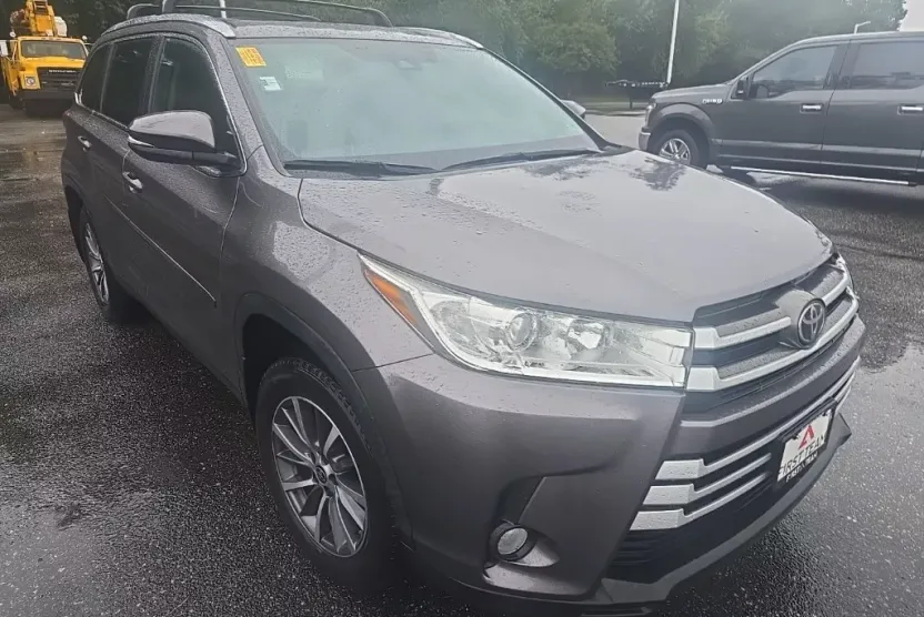 2019 Toyota Highlander XLE photo 1