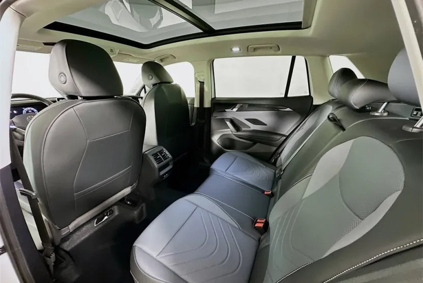 2025 Volkswagen Tiguan SE photo 1