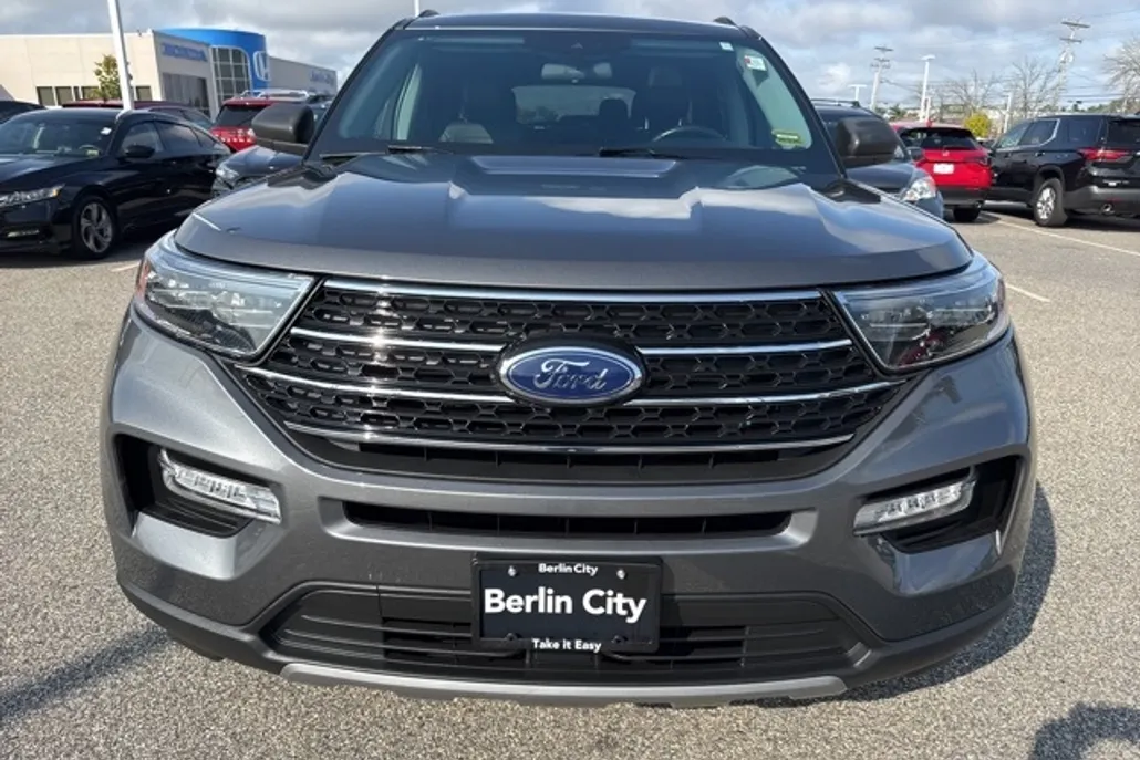 2023 Ford Explorer XLT photo 1