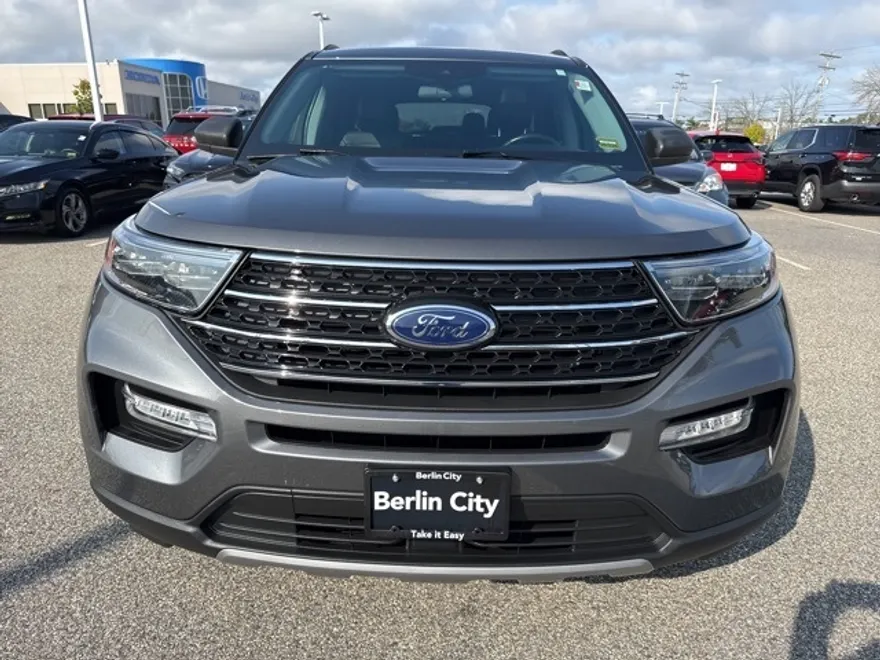 2023 Ford Explorer XLT photo 1