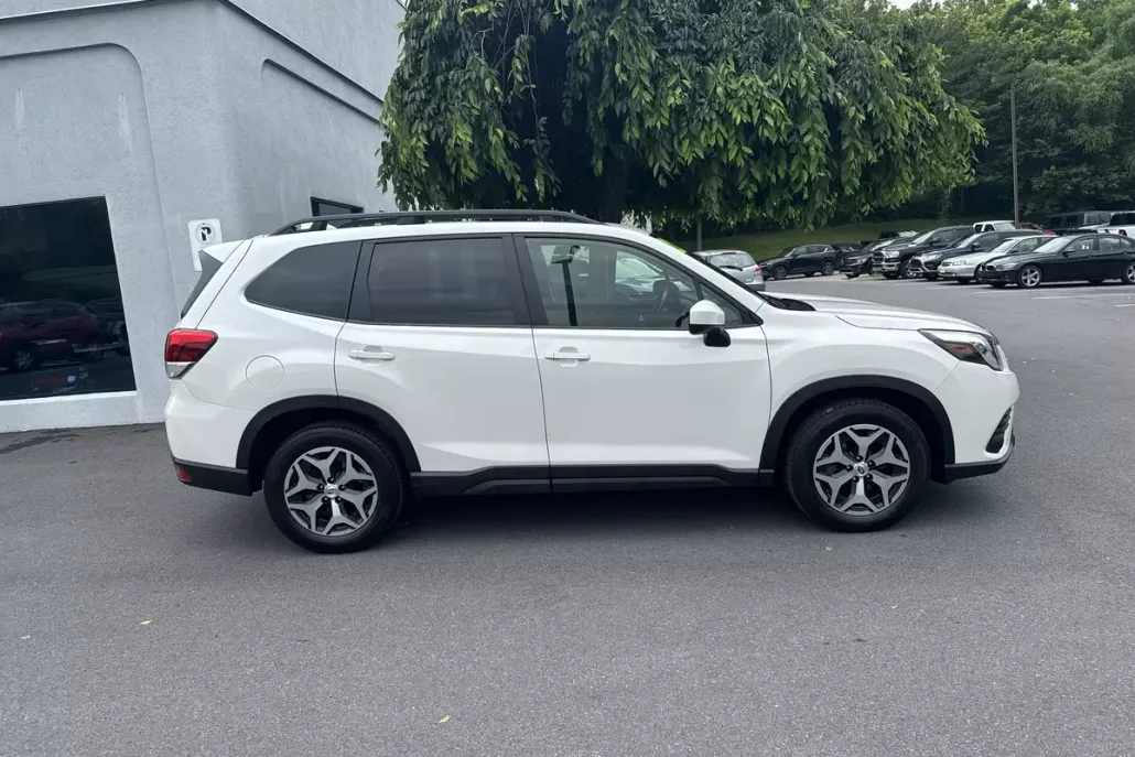2022 Subaru Forester Premium photo 1
