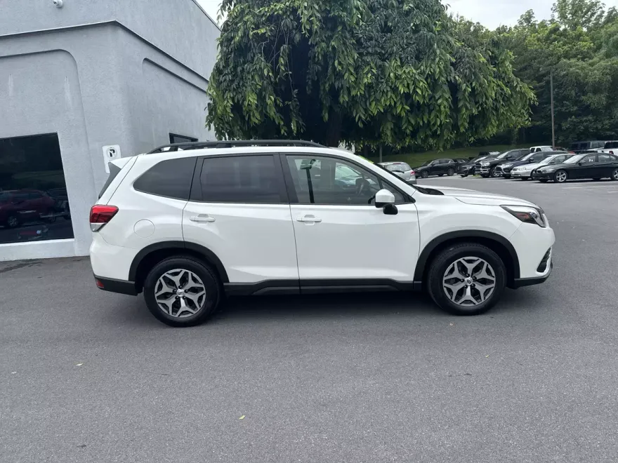 2022 Subaru Forester Premium photo 1