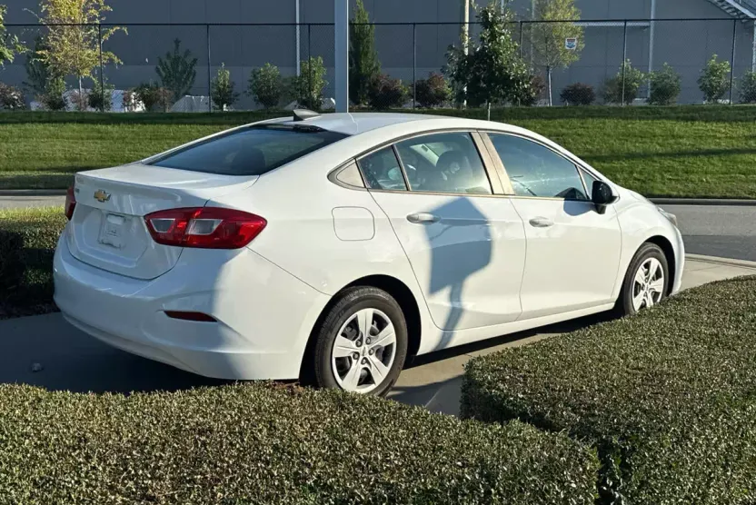 2016 Chevrolet Cruze L photo 1